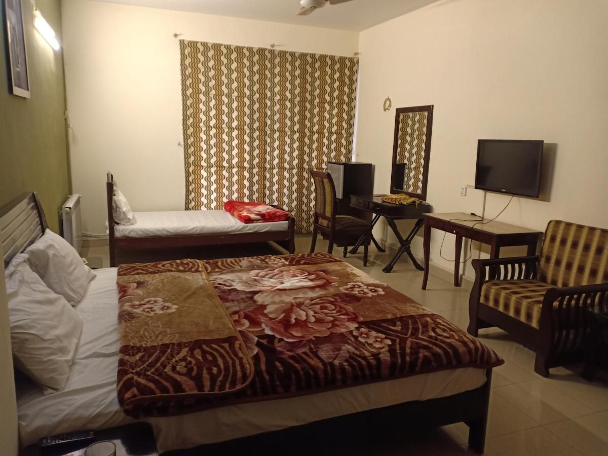 Bed and Breakfast Royal Manor F-10 Исламабад Экстерьер фото